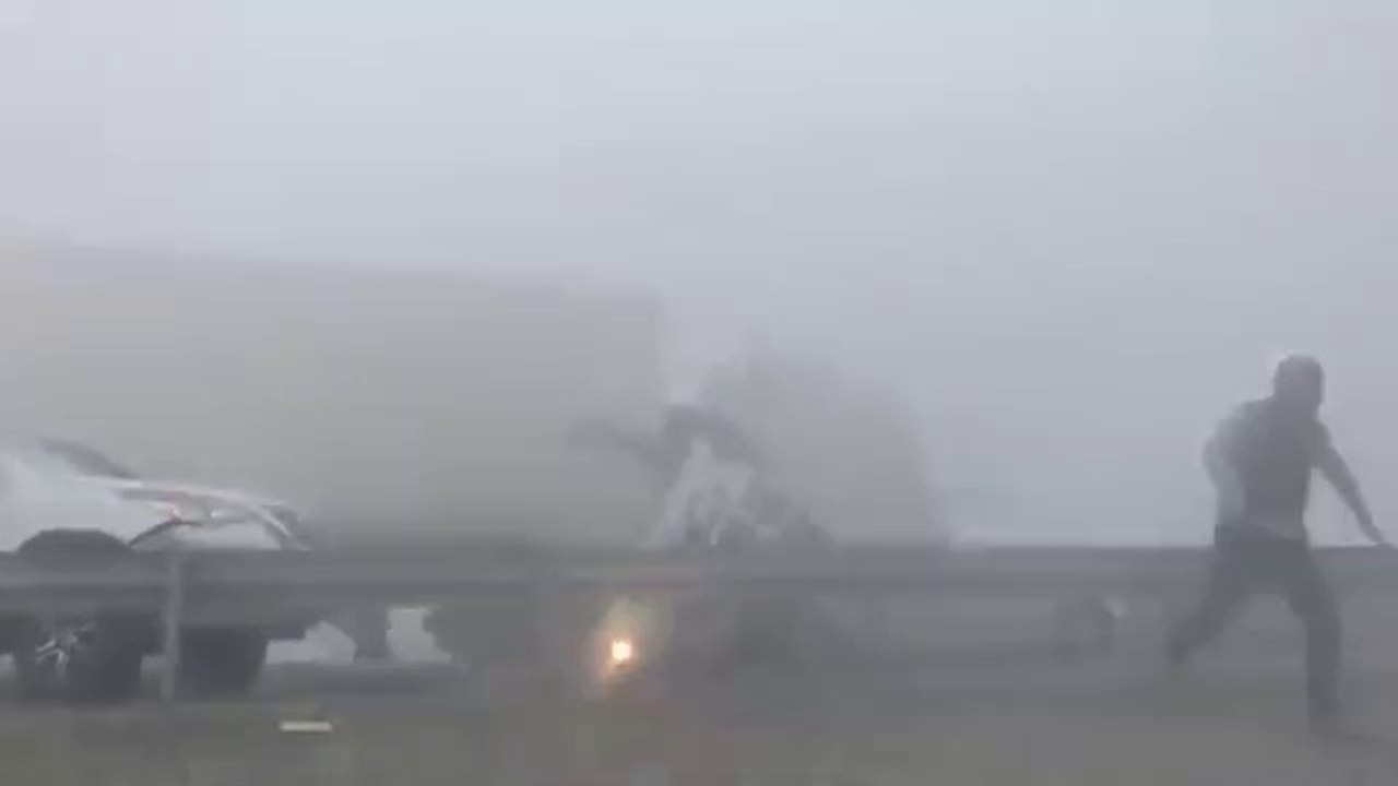 Un routier roule à toute vitesse dans le brouillard et fonce dans les voitures à l'arret sur l'autoroute