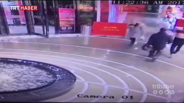 Yürürken cep telefonuyla uğraşan kadın havuza düştü