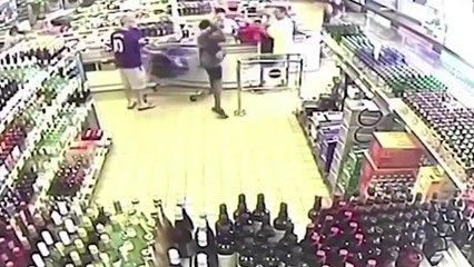 Un homme attaque une caissière avec une batte de baseball ...