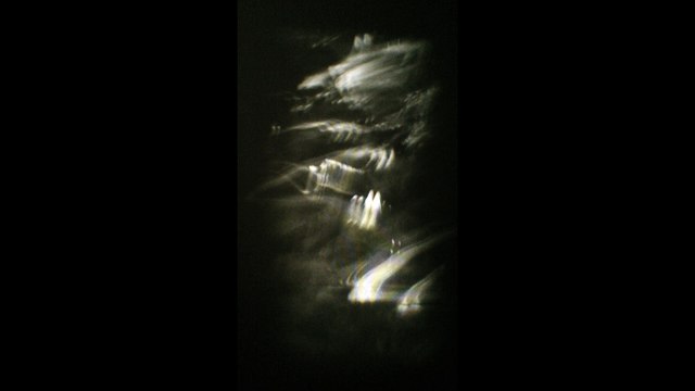 Une cafetière à l'arrière plan et des chandeliers à l'avant plan