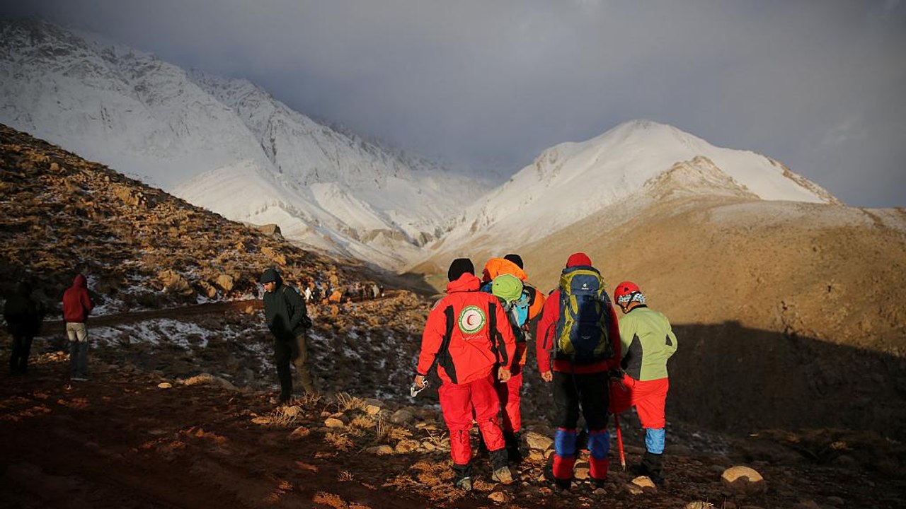 Irão: Buscas para encontrar destroços do avião continuam