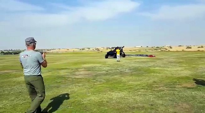Un buggy volant s'écrase contre un bâtiment