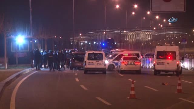Cumhurbaşkanlığı Külliyesi Önündeki Dubaları Aşan Alkollü Sürücü Bariyerlere Çarparak Durdu
