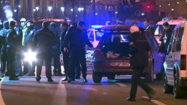 Cumhurbaşkanlığı Külliyesi önündeki dubaları aşan alkollü sürücü bariyerlere çarparak durdu