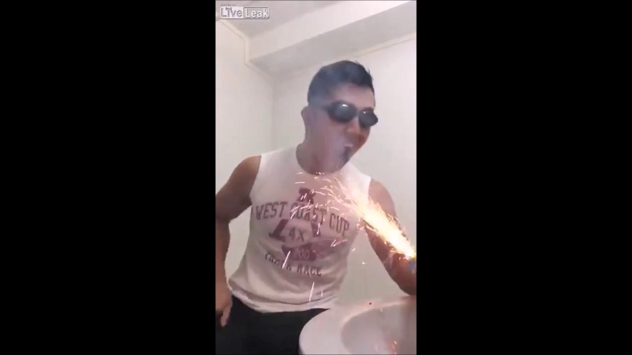 Il se brosse les dents avec un feu d'artifice... Radical