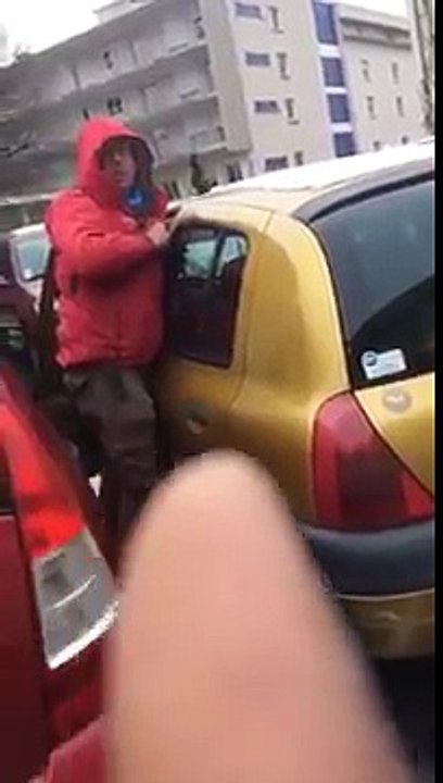 Vidéo- un voleur qui se prend a pleine vole...