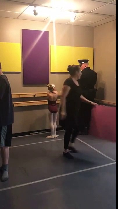 Ce papa Policier fait de la danse classique avec sa fille !