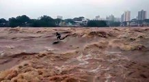Ce surfeur ride prend les vagues d'un fleuve en crue !