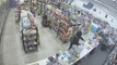 Deux hommes sont en train de voler dans un magasin et interviennent pour arrêter un braqueur