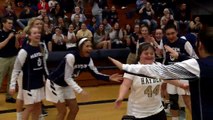 Une lycéenne trisomique marque un panier pendant un match avec son équipe de basket