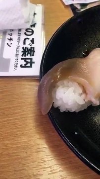 Il filme un sushi encore vivant avant de l'avaler