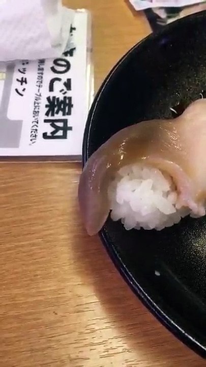 Il filme un sushi encore vivant avant de l'avaler