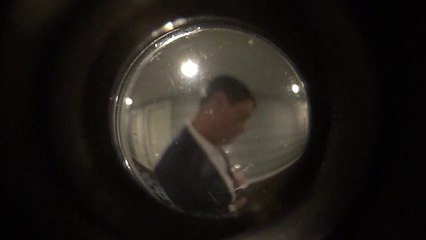 Un mec bourré se trompe de porte dans un hôtel