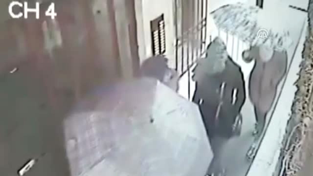 Şemsiyeli Hırsızlar Güvenlik Kamerasında