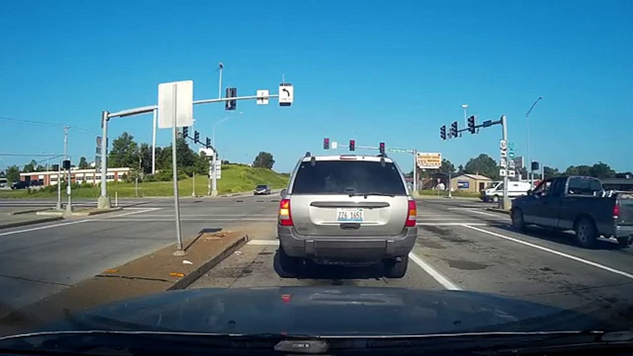 La frayeur pour ces occupants de ce SUV après l'accident d'un semi-remorque