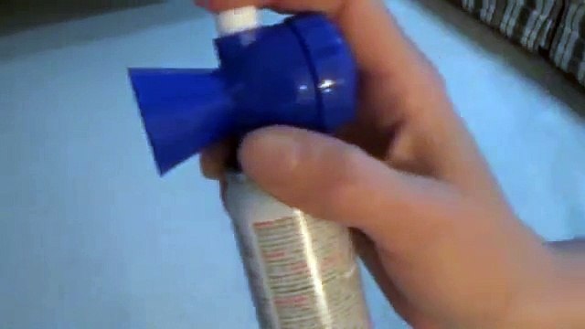 Un lapin en plein sommeil se fait réveiller par sa propriétaire avec une corne de brume !