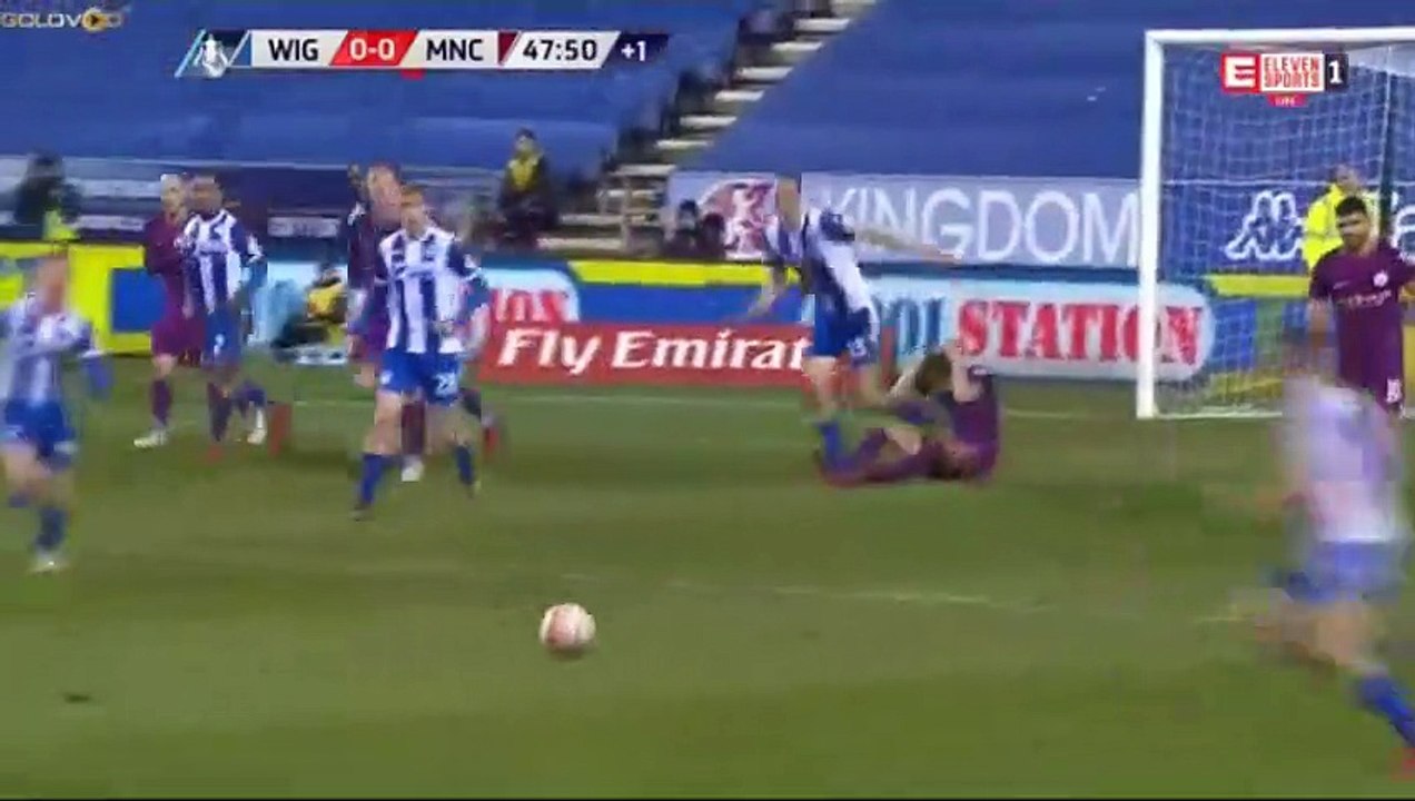 Wigan - Man. City, Referee gives yellow than red card to Delph