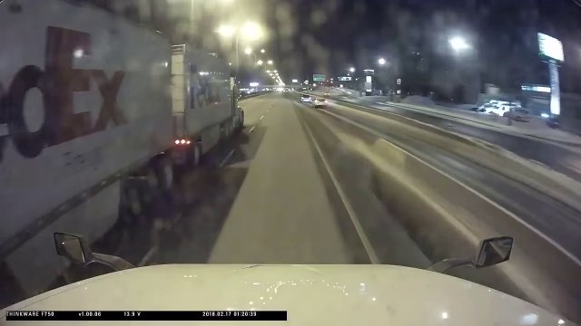 Un automobiliste prend des mauvaises décisions devant deux camions ! WTF