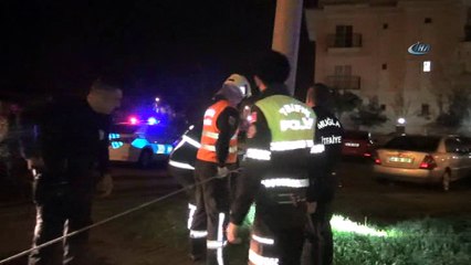 Alkollü sürücü kanala devrilen otomobilinde sigara içmeye devam etti