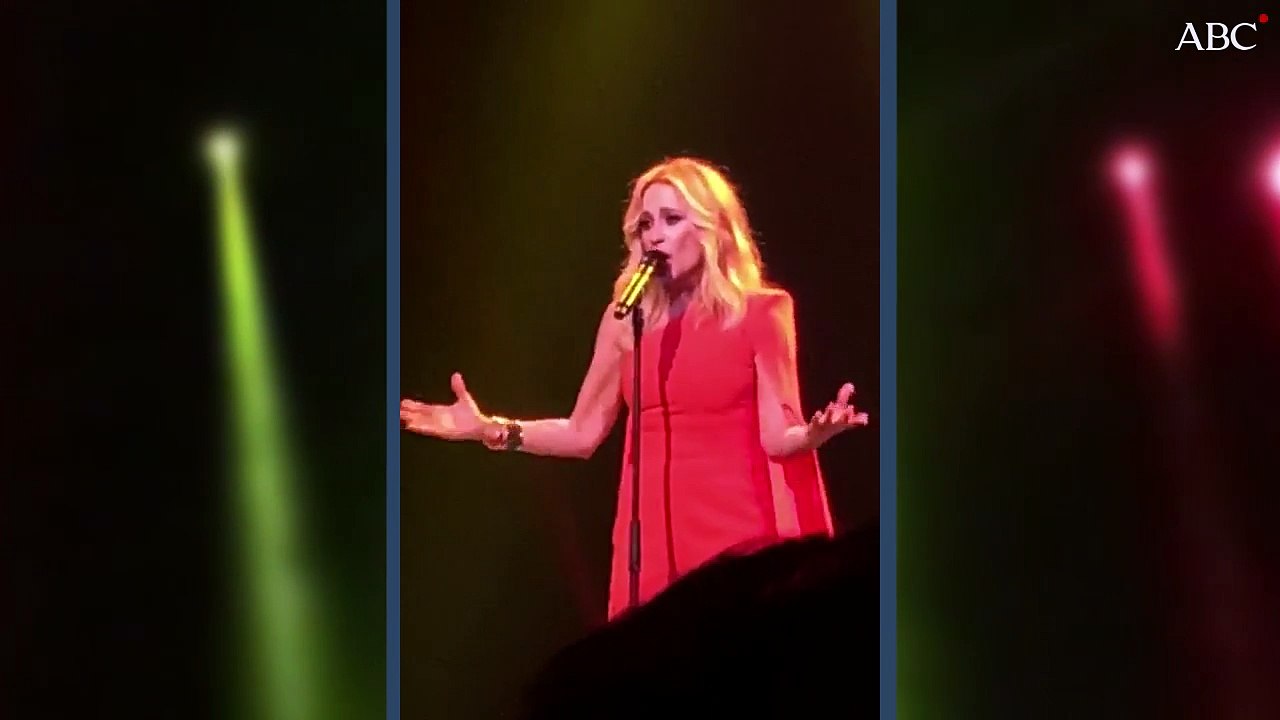 Marta Sánchez emociona en el Teatro de la Zarzuela al cantar el himno de España... con su propia letra