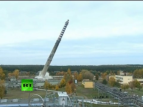 L'impressionnante démolition d'une cheminée de 150m de hauteur