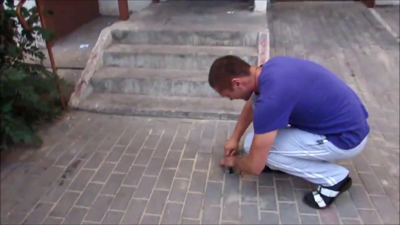 Ils entendent du bruit provenant de sous la dalle de béton et décident de creuser, regardez ce qu'il y trouvent