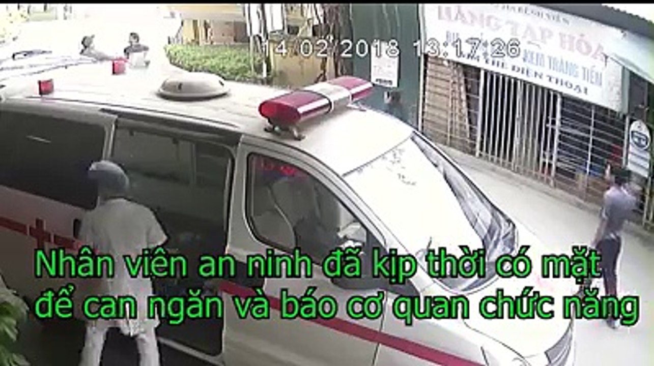 Tài xế xe con lao vào bệnh viện "trả thù" cả xe cấp cứu vì dám tạt đầu xe mình