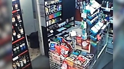 Susto al atracador Una cajera de armas tomar