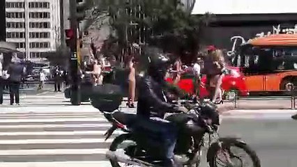 Automovilista se distrae con chicas en bikini y sufre un accidente