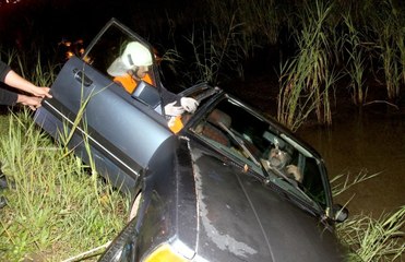 Alkollü Sürücü Kanala Devrilen Otomobilinde Sigara İçmeye Devam Etti