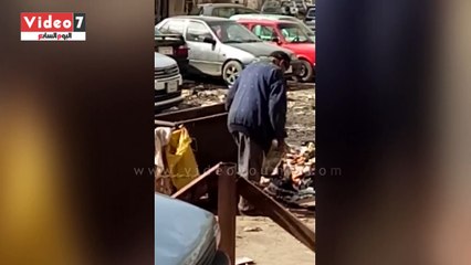 فيديو.. عامل نظافة يفرغ القمامة بأرض فضاء فى ميدان سرور بدمياط
