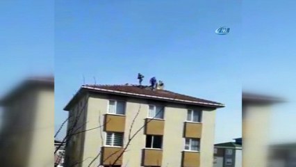 İşçinin önlem olmadan çatıdaki çalışması yürekleri ağza getirdi