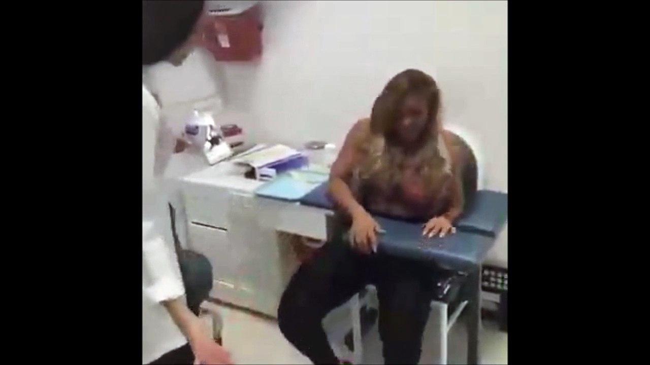 Elle pense etre piégée sur cette chaise... Ahah la honte