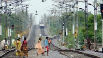 Andhra Pradesh Express at Jangaon overtaking Krishna Express [HD] कृष्णा एक्सप्रेस से आगे निकलने पर जांगांव पर आंध्र प्रदेश एक्सप्रेस [एचडी]
