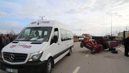 Traktör ile Otomobil Çarpıştı: 2 Yaralı