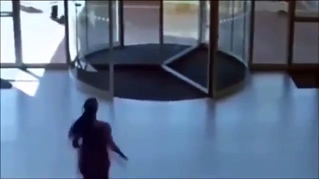 Une voleuse tente de s'enfuir en courant et se prend... une vitre !