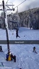 Un snowboardeur suspendu à son télésiège, secouru par un autre skieur