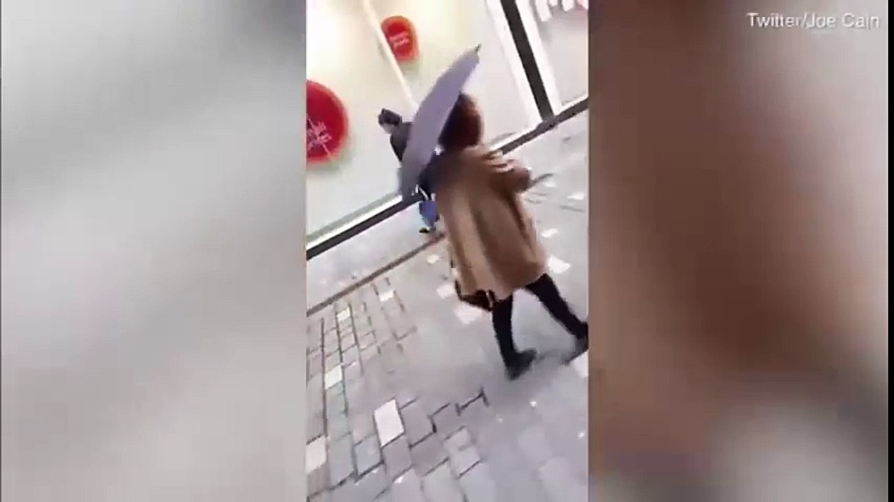 Mãe arrasta o filho com uma trela! O vídeo está a deixar o mundo inteiro impressionado e revoltado!