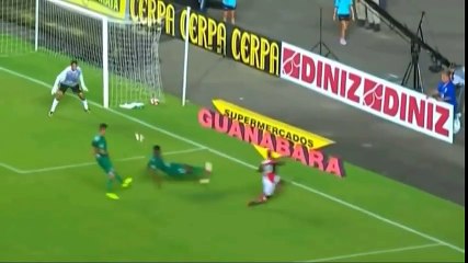 Incroyable, juste pour avoir été dribblé, ce footballeur se retrouve avec une très grosse blessure. Regardez vite !!!