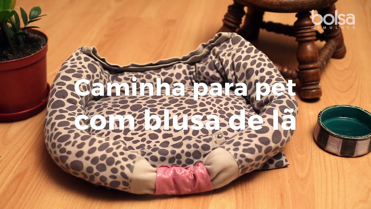 Costura o buraco da cabeça de uma camisola e vira-o para fora... O resultado é genial! E ele vai adorar!