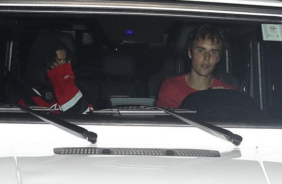 Justin Bieber y Selena Gomez vuelan juntos a Jamaica para la boda del padre del cantante