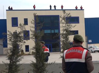 İşçiler Fabrikanın Çatısında Benzinle Kendilerini Yakmak İstedi