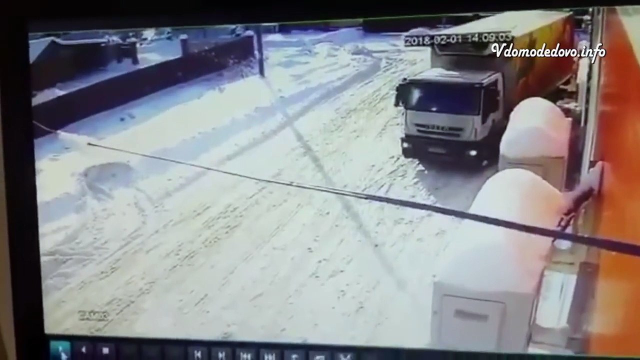Une mamie frôle la mort en passant devant un camion qui ne l’a pas vue.