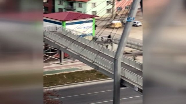 Üst geçit var kullanan yok...Vatandaşların kazaya davetiye çıkardığı anlar kamerada