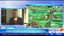 Feministas se congregaron a las afueras del Congreso de Argentina con pañuelos verdes para reclamar la despenalización del aborto