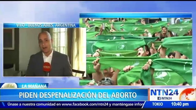 Feministas se congregaron a las afueras del Congreso de Argentina con pañuelos verdes para reclamar la despenalización del aborto