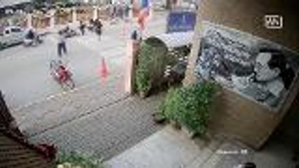 Thai cop praised for heroism