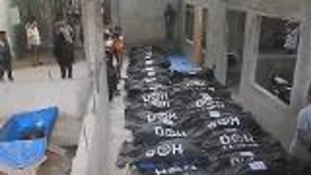 Marawi City's muslim community buries the fallen in mass grave