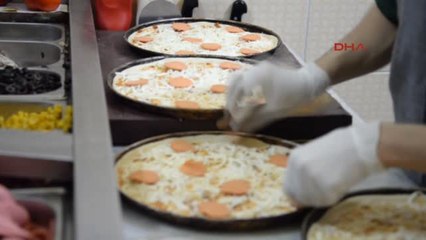 Hatay Esnaftan Askere Türk Bayraklı Pizza ve Tatlı