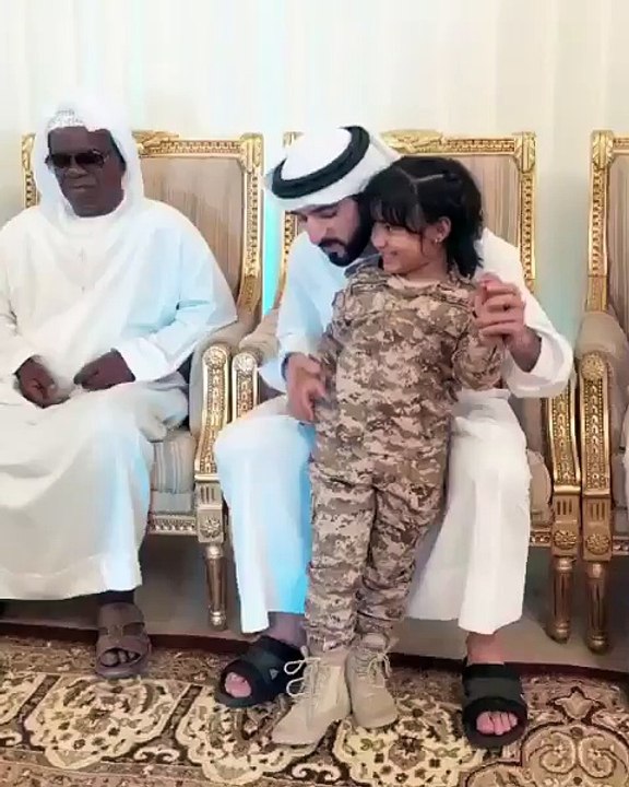 بالفيديو_ في لفتة إنسانية.. _فزاع_ يمازح الطفلة فاطمة ابنة الشهيد علي المسماري